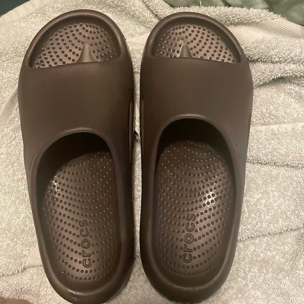 Crocs mellow flip slides